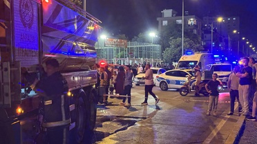 Antalya Kepez'de oto galeride çıkan yangın apartmana sıçradı, 4 araç zarar gördü