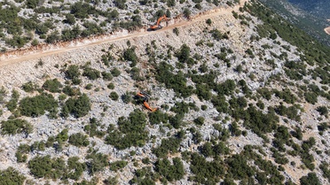 Antalya Akseki'de uçuruma devrilen iş makinesinin operatörü yaralandı