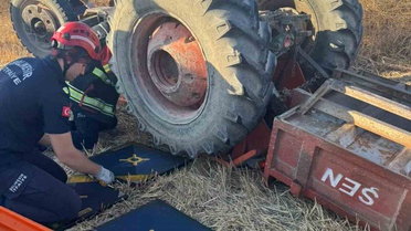 Balıkesir Altıeylül'de devrilen traktörün altında sıkışan sürücü kurtarıldı