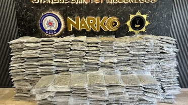 Beykoz'da iki araçta 409 kilo 600 gram skunk ele geçirildi, 3 zanlı gözaltına alındı