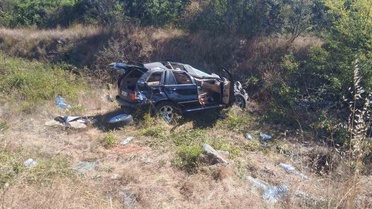 Bilecik Pazaryeri'nde otomobil refüje çarptı, 2 kişi yaralandı