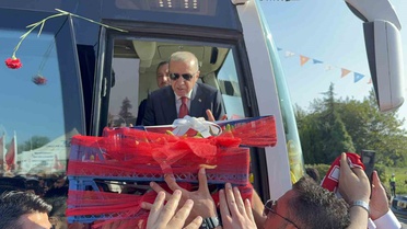 Gelin-damat düğün salonu yerine Tayyip Erdoğan’ı karşılamaya gittiler