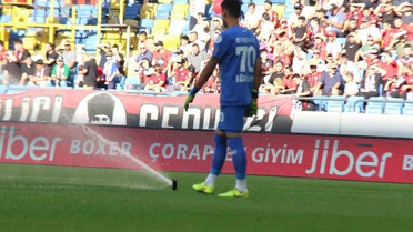 Gençlerbirliği-Kasımpaşa maçında fıskiyeler açılınca oyun durdu