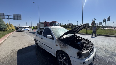 Karaman'da seyir halindeki otomobilin motoru tutuştu, araçta hasar oluştu