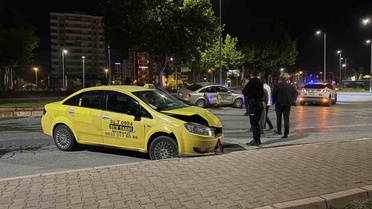 Kayseri Melikgazi'de ticari taksi ile otomobil çarpıştı, sürücü yaralandı