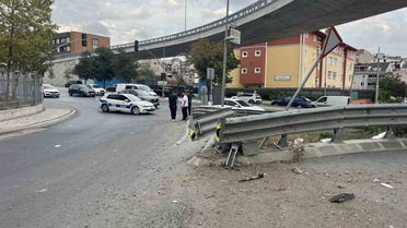 Küçükçekmece'de bisikletliye çarpmamak için manevra yapan otomobil refüje çıktı, 4 yaralı