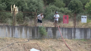 Maltepe'de otluk alandan çıkan yangın Kenan Evren Kışlası'nın ağaçlık alanına sıçradı