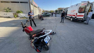 Karaman'da iki motosiklet çarpıştı, biri ağır 3 kişi yaralandı