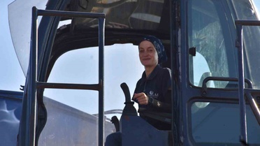 Kadın operatör Hamide Kara, hurdacılıkta dev vinçleri kullanıyor