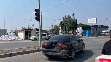 Osmaniye Düziçi'nde kırmızı ışıkta bekleyen otomobile arkadan çarpan araç 3 kişiyi yaraladı