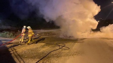 Hatay Payas'ta otomobilin motoru alev aldı, yangın büyümeden söndürüldü
