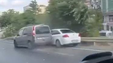Pendik D-100'de motosiklete otomobil çarptı, sürücü yaralandı; kaza kask kamerasında
