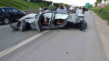 İstanbul'da korkunç kaza! Lüks otomobil hurdaya döndü, sürücü ağır yaralı