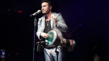 Mustafa Ceceli Antalya'daki otel konserinde darbuka ve org çalarak alkış aldı