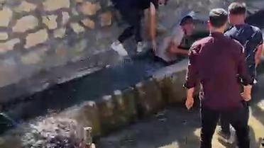 Sivas Şarkışla'da damat ve sağdıç, düğün geleneğiyle çeşmede suya basıldı