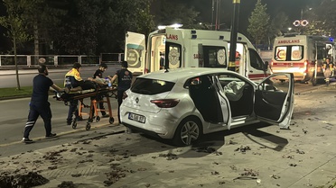 Sivas Kümbet Mahallesi'nde otomobil aydınlatma direğine çarptı, 3 kişi yaralandı