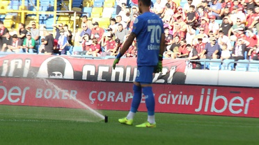 Süper Lig'de ilginç anlar! Maç oynanırken kimse ne olduğunu anlayamadı