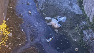 Urla'da deredeki kirliliğe emekli öğretmenden belediyeye çağrı