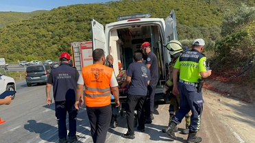 İznik'te domates yüklü kamyon otomobile çarpıp devrildi, 1 kişi hayatını kaybetti