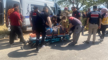 Manisa Alaşehir'de işçi minibüsü ağaca çarptı, 14 kişi yaralandı