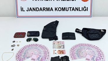 Antalya Döşemealtı'nda cezaevi otoparkındaki hırsızlıkta 2 şüpheli tutuklandı