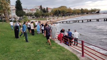 Karamürsel'de arkadaşıyla tartışan kadın denize atladı, cankurtaranlar kurtardı