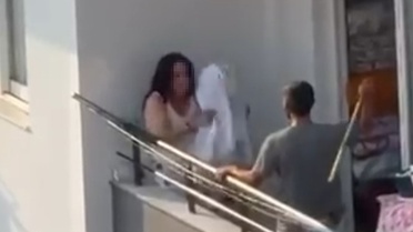 Adana Sarıçam'da balkonda tartıştığı kadını sopayla döven adam cep telefonuyla görüntülendi