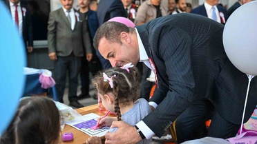 Balıkesir'de yeni eğitim yılı törenle başladı, Başkan Akın öğrencilere hediye verdi