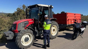 Bilecik'te jandarma, traktör sürücülerine reflektör ve ROPS demiri uyarısı yaptı