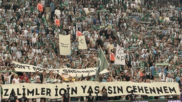 Bursaspor taraftarı Esenler Erokspor maçında Srebrenitsa pankartı açtı