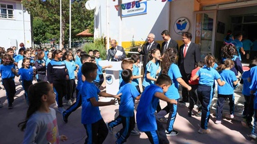 Çameli'de ilk ders zili çaldı, minik öğrencilere hediye sürprizi yapıldı