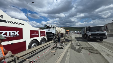Gebze'de beton mikseri kontrolden çıkıp devrildi, sürücü yaralandı