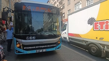 Diyarbakır Bağlar'da halk otobüsü pazarcı esnafına çarptı, 1 kişi ağır yaralandı