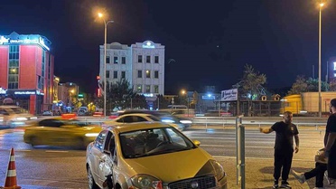 Avcılar'da E-5'te ani manevra yapan sürücü motosikletliye çarptı, kaburgası çatladı
