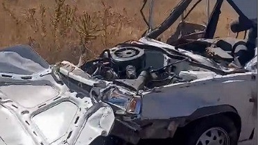 Kütahya Emet'te otomobil tarlaya yuvarlandı, sürücü ve yolcu yaralandı
