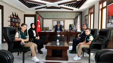 Erzurum'da ilk ders zili çaldı, öğrenciler İl Milli Eğitim Müdürü Ekici'yi ziyaret etti