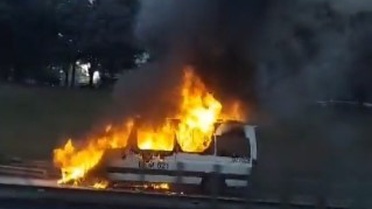 Esenler’de servis minibüsü alevlere teslim oldu
