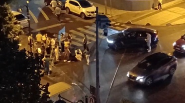 Esenyurt Mevlana Mahallesi'nde otomobil motosiklete çarptı, 2 kişi yaralandı