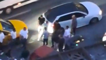 Esenyurt'ta taksi şoförüyle sürücü kavga etti, polis ayırdı