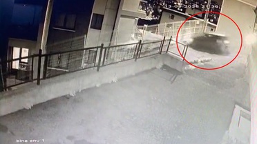Eyüpsultan'da 3. kata çarpan otomobilin bahçeye düşme anı kamerada