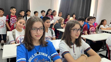 İzmir Buca'daki 'İkizler Okulu' yeni yıla 27 çift ikizle başladı