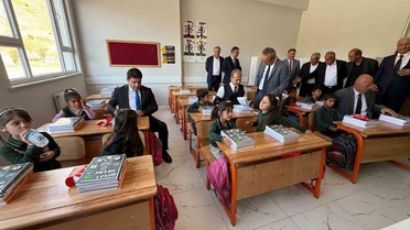 Hakkari'de 60 bin 712 öğrenci ders başı yaptı, Vali Taşyapan okul ziyaretinde