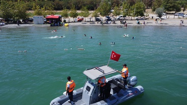 Elazığ'da Hazar Gölü'nde jandarma bot ekibi 4 binin üzerinde kişiyi uyardı