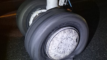 İstanbul Havalimanı'nda 2 lastiği patlayan uçağın pilotu taksi yolunda bekledi / Ek bilgi