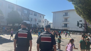 İzmir'de jandarma okul çevrelerinde denetim yaptı, bin 84 personel görev aldı