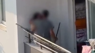 Balkonda sopalı dehşet kamerada! Genç kadının elinde sadece çarşaf vardı