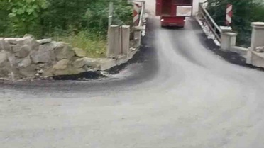 Trabzon Araklı'da Sendoğan Yıldırım, konteyneri geri geri sürerek dik yokuştan köye çıkardı