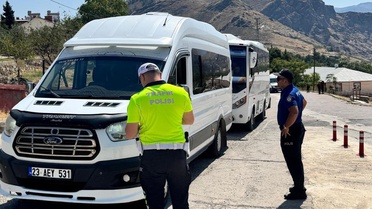 Keban'da okul servislerine denetim, şoförlere evrak ve trafik uyarısı