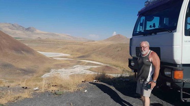 Konya Karapınar'daki kuruyan Meke Gölü karavan tutkunlarının gözdesi oldu