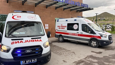 Niğde Bor'da tarım işçilerini taşıyan minibüs şarampole devrildi, 1'i ağır 5 yaralı
